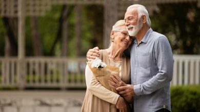 pareja de ancianos felices para siempre / relación de pareja / hombre en público