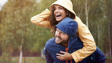 pareja que decidió bañarse en la lluvia / Ser feliz / relaciones duraderas / felices / batido de agraz / agua de apio con limón / hormonas de la felicidad