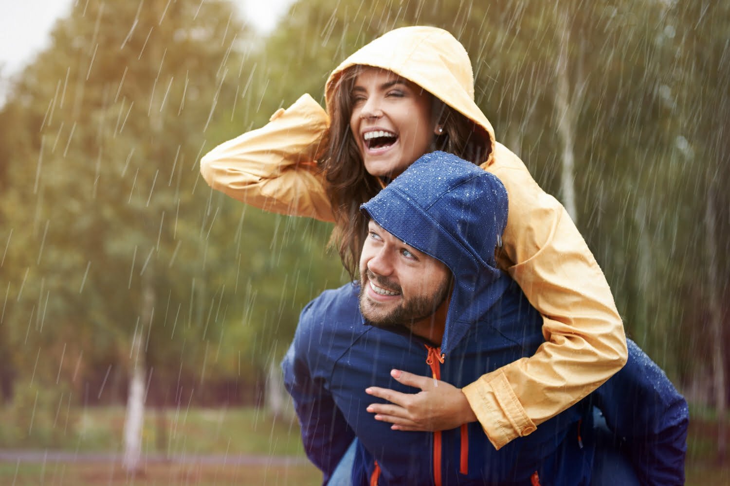 pareja que decidió bañarse en la lluvia / Ser feliz / relaciones duraderas / felices / batido de agraz / agua de apio con limón / hormonas de la felicidad