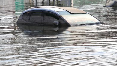 automóvil sumergido en un lago / ciudades