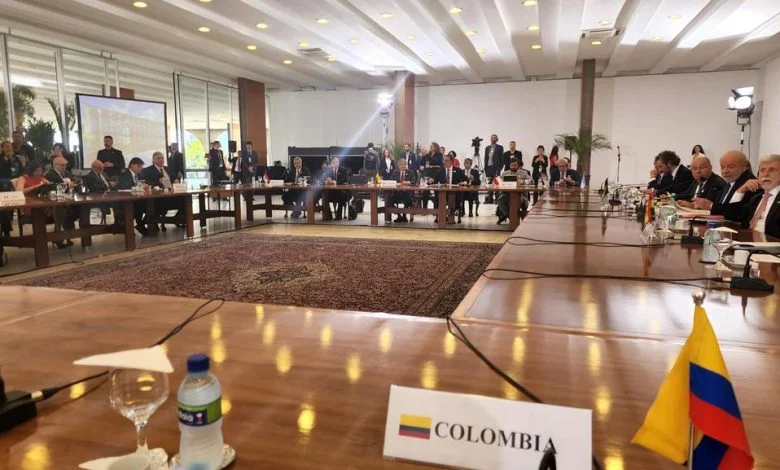 Gustavo Petro en la cumbre en Brasilia