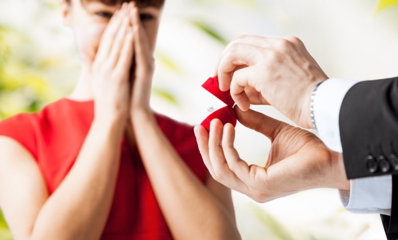 imagen de pareja con anillo de boda y caja de regalo / anillo de compromiso