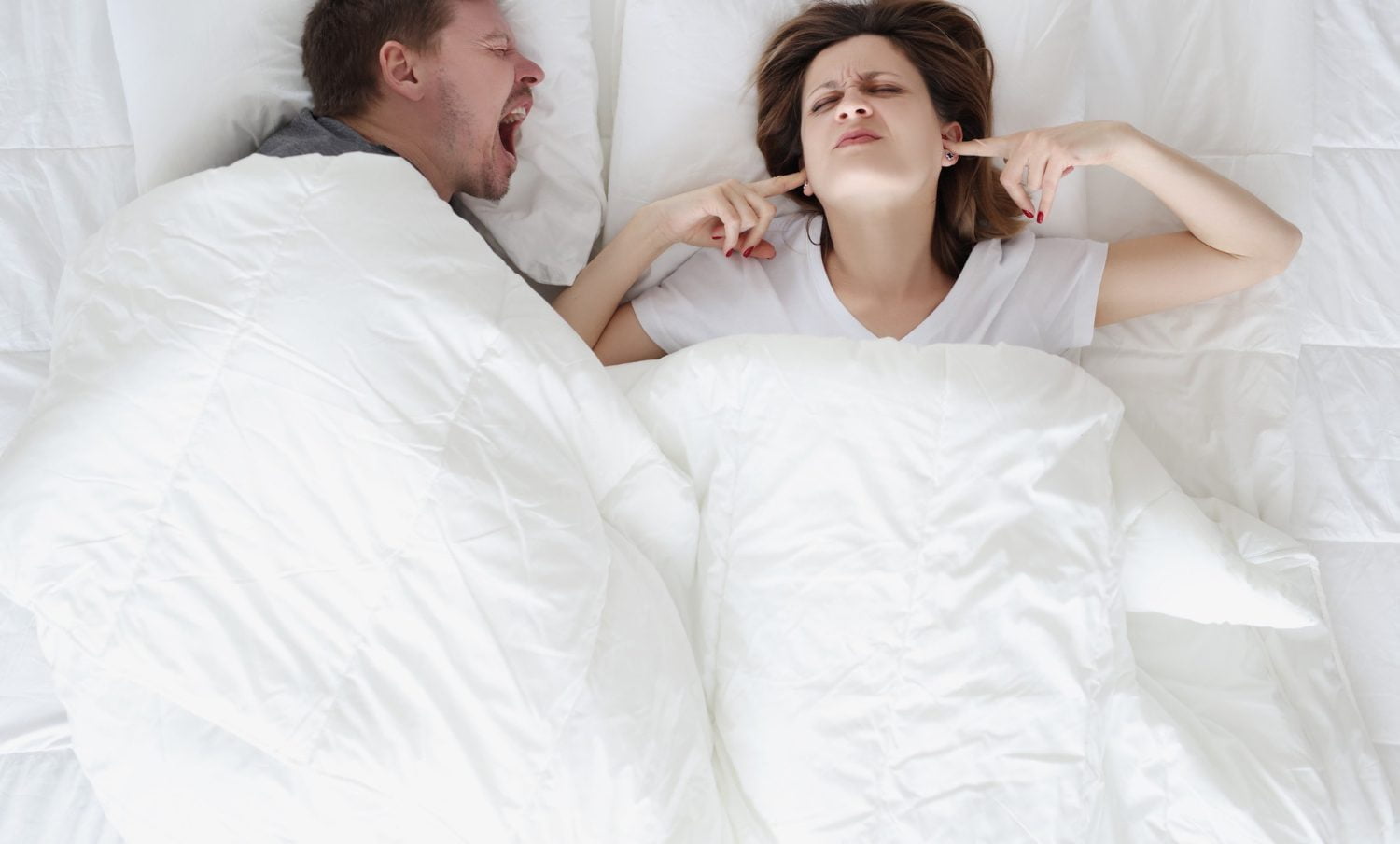 mujer buscando disminuir los ronquidos de su esposo