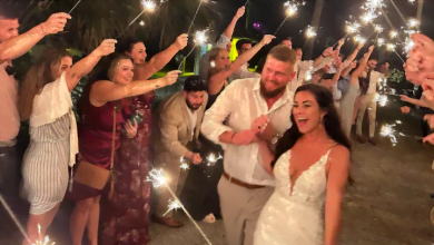 Pareja de novios saliendo de su boda