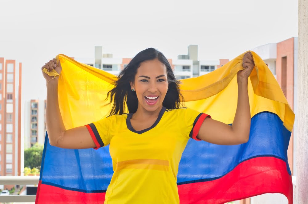 Mujer alegre con bandera colombiana / Colombia / orgullo colombiano