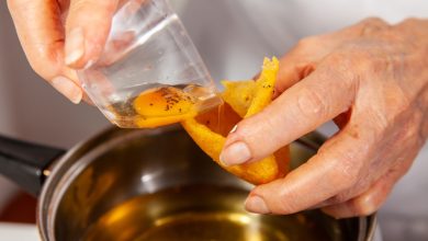 Preparación del plato tradicional de la costa caribeña en colombia llamado Arepa e Huevo