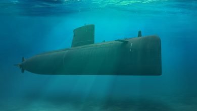 Submarino naval sumergido bajo el agua cerca del fondo del océano titán