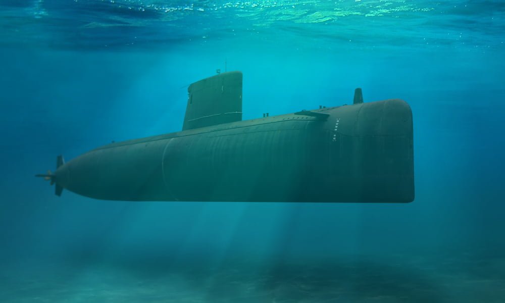 Submarino naval sumergido bajo el agua cerca del fondo del océano titán