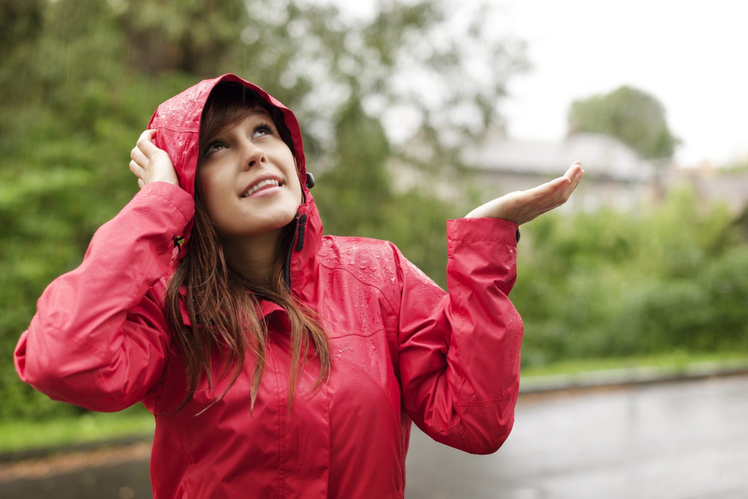 mujer bajo agua de lluvia