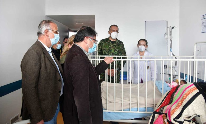 Acompañado por el Ministro de Defensa, Iván Velásquez, el Presidente Gustavo Petro saluda a uno de los cuatro niños menores encontrados el viernes en el Guaviare, luego de 40 días desaparecidos. / niños encontrados en la selva / niños rescatados