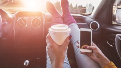 Mujer bebiendo taza de papel de café dentro del carro/ millennials