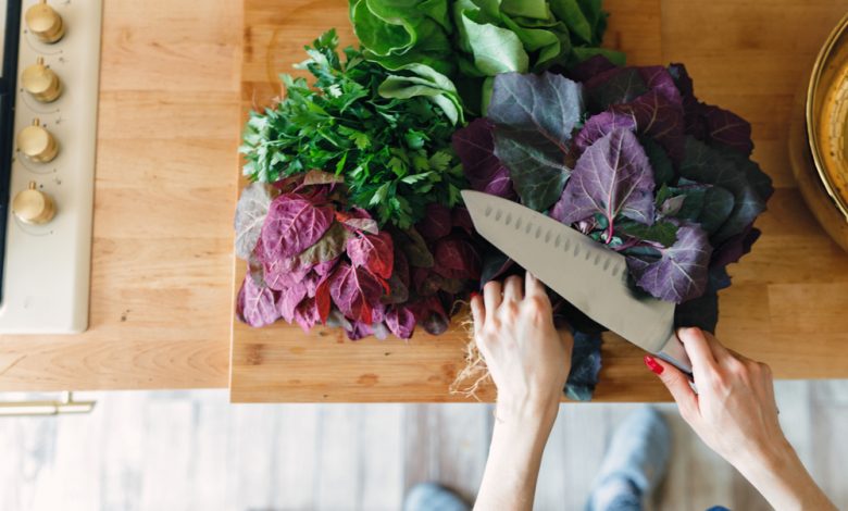 La lechuga, la espinaca, el kale, el chard, la mostaza, el colardo y el nabo son algunos de los verdes más comunes y fáciles de cultivar / piedras en los riñones