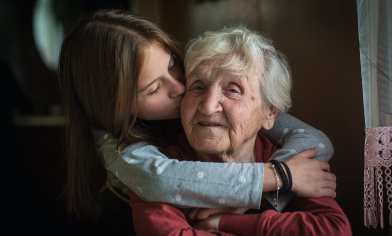 ¿Qué significa soñar con los abuelos que ya fallecieron?