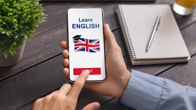 Hombre descargando aplicación educativa de idioma en Smartphone / aprender inglés