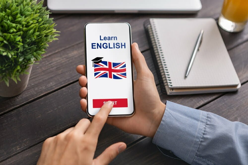 Hombre descargando aplicación educativa de idioma en Smartphone / aprender inglés