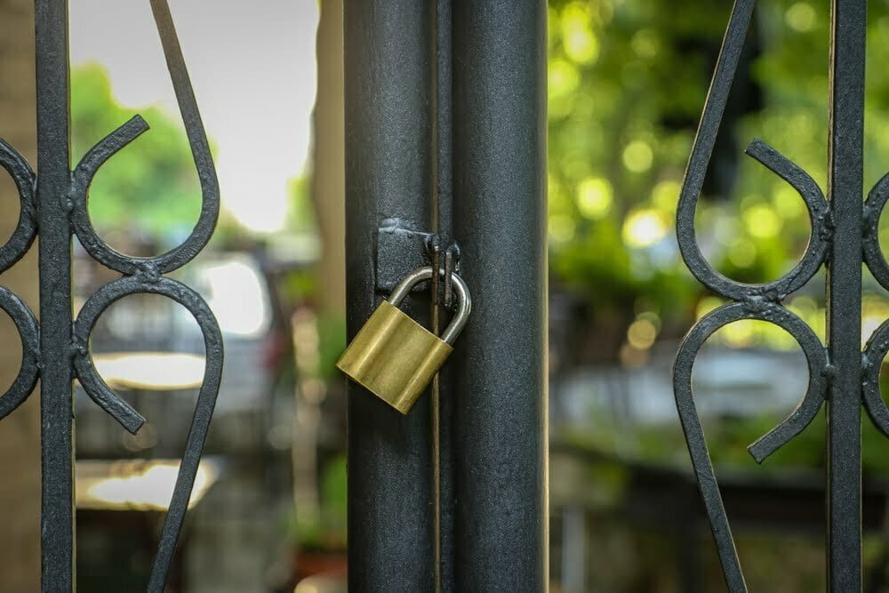 Un Antiguo Reloj Bloqueado Colgando En La Antigua Puerta De Metal De Moda / candado