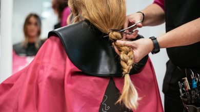 Mujer donando pelo para cáncer / donar cabello