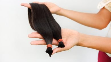 Donar cabello al fondo blanco del paciente con cáncer aislado / donar cabello