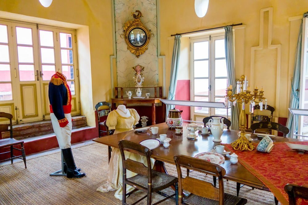 Comedor dentro del Museo Quinta de Simón Bolívar, que sirvió como su residencia después de la guerra de independencia, su casa colonial restauró el interior y los muebles / florero de Llorente