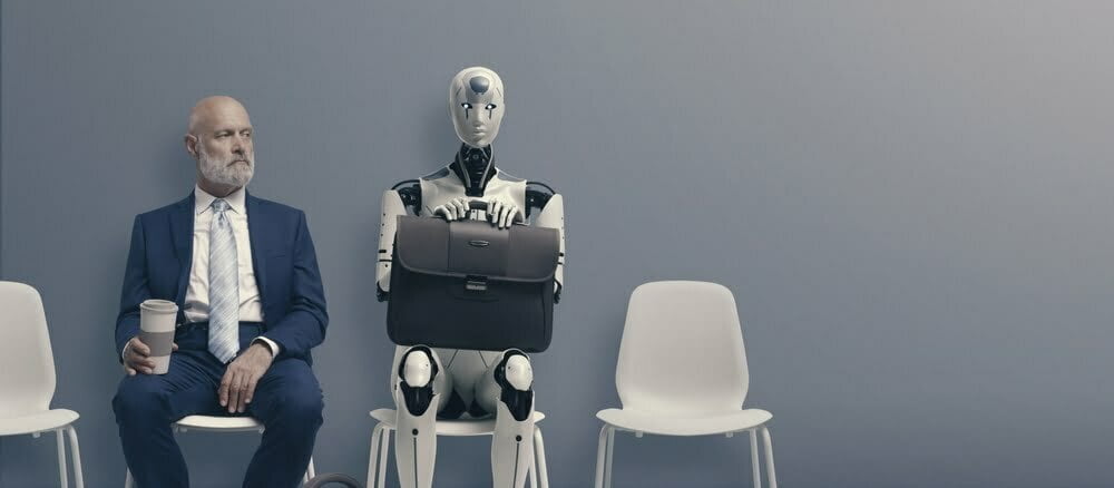 Un hombre y un robot de IA esperando una entrevista de trabajo / inteligencia artificial