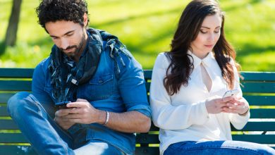 Pareja que no habla entre sí escribiendo en teléfonos móviles / solteros