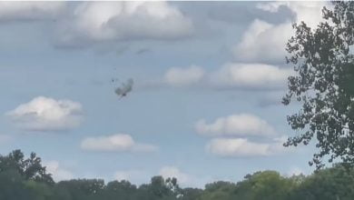 Impactante momento en el que avión choca con edificio de apartamentos y se desploma