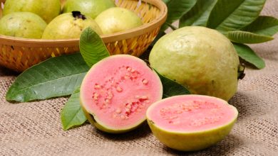 Una cesta llena de guayabas brasileñas sobre una superficie de madera / guayaba