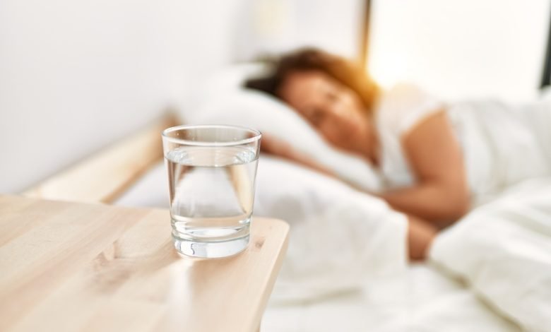 Esta es la razón por la que nunca debes dejar un vaso de agua cerca de tu cama cuando duermes