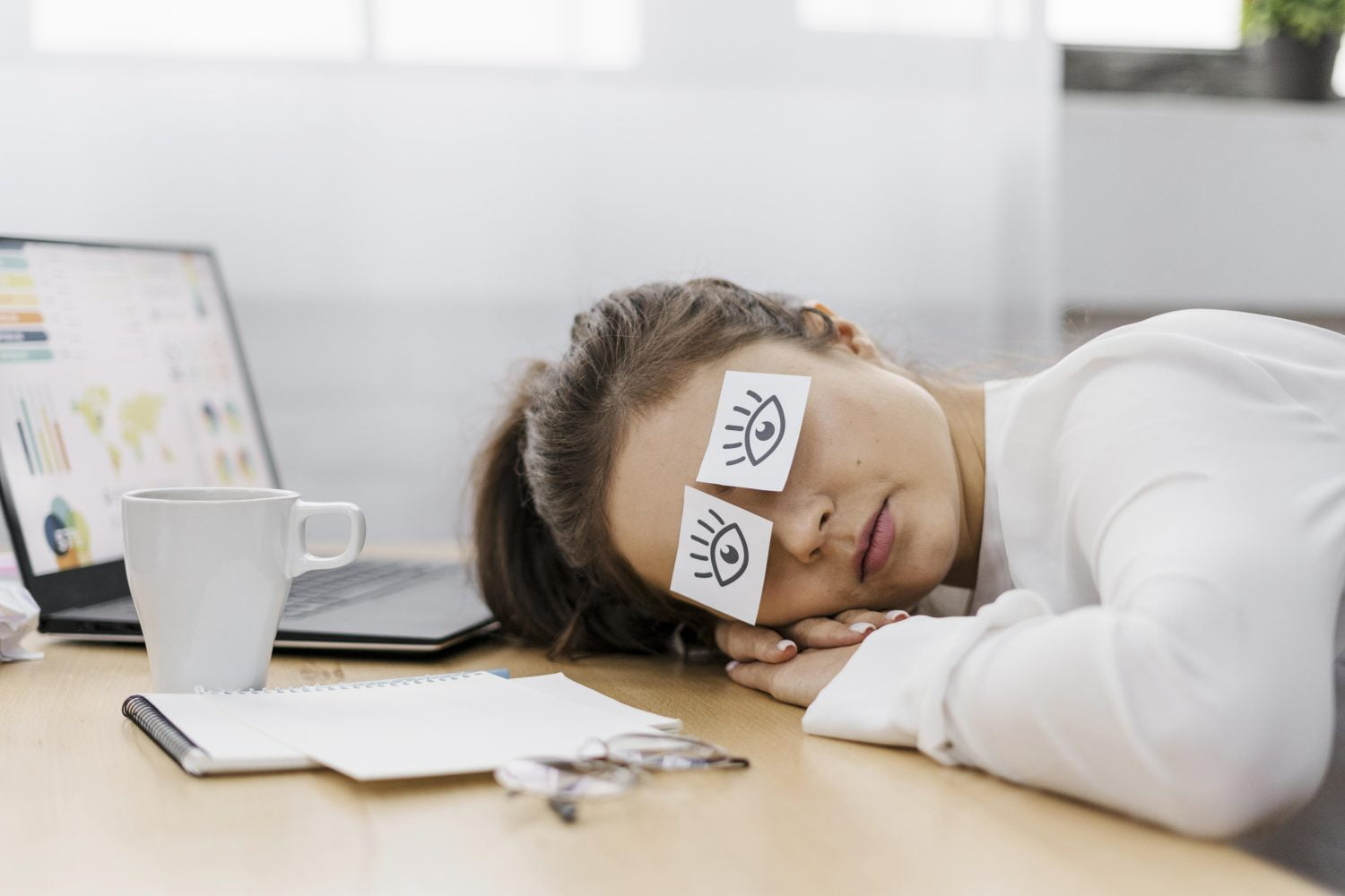 ¿Cómo mantenerse despierto, sin café, cuando ataca la somnolencia en el trabajo?