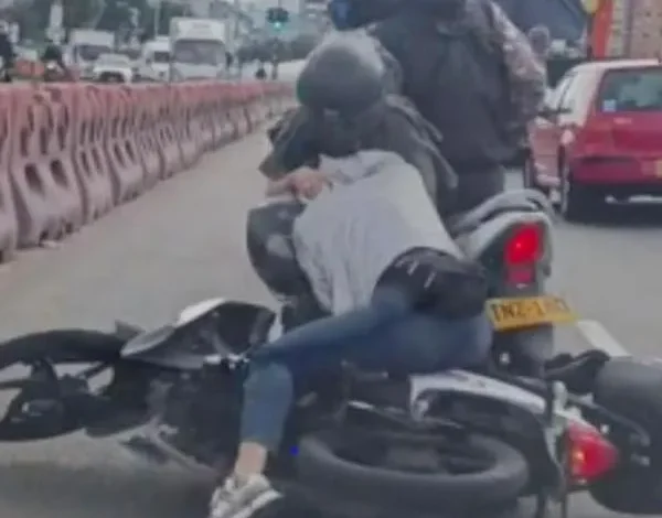 Video: Mujeres se halaron del pelo en plena vía pública sin bajarse de sus motos