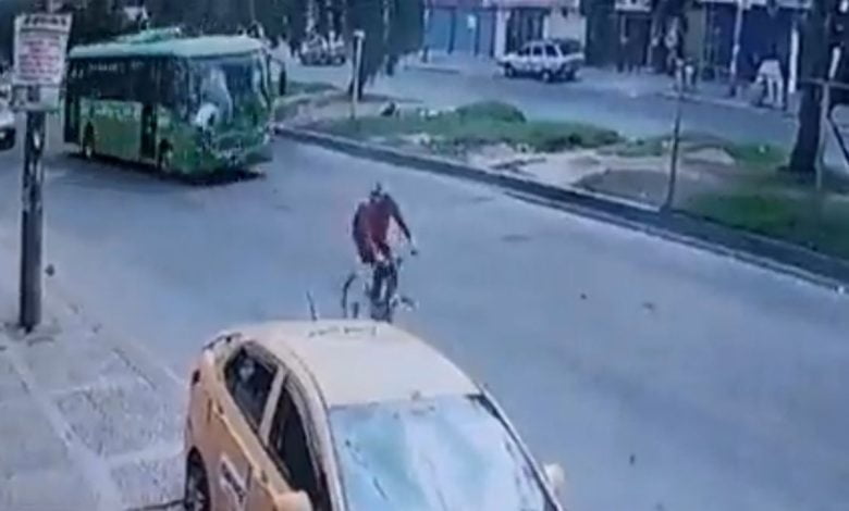 Impactante video: hombre se lanzó hacia un autobús en transcurrida vía de Bogotá