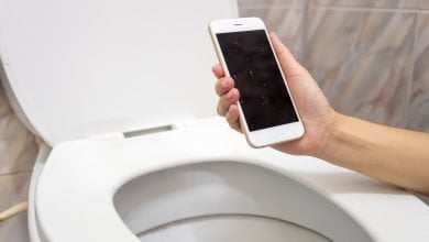 No sigas cometiendo este error: Razones por las que no debes usar el celular en el baño