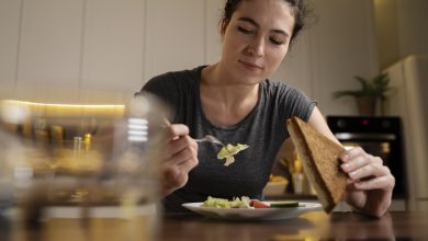 Las consecuencias que enfrenta tu cuerpo cuando cenas muy tarde