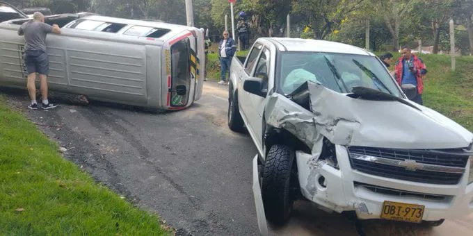 13 niños heridos por volcamiento de autobús escolar en Bogotá