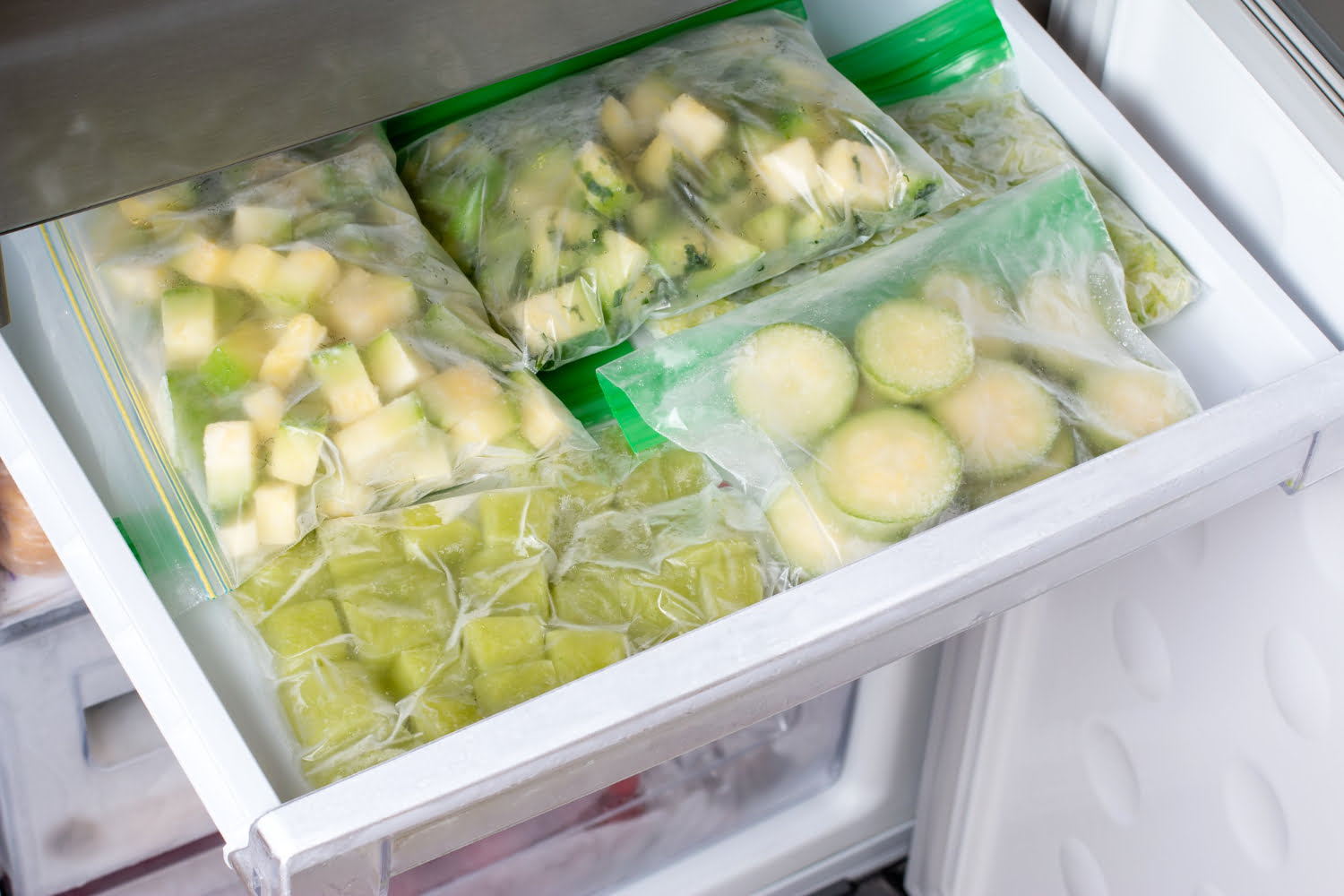 Por qué no debe guardar las verduras en una bolsa en la nevera