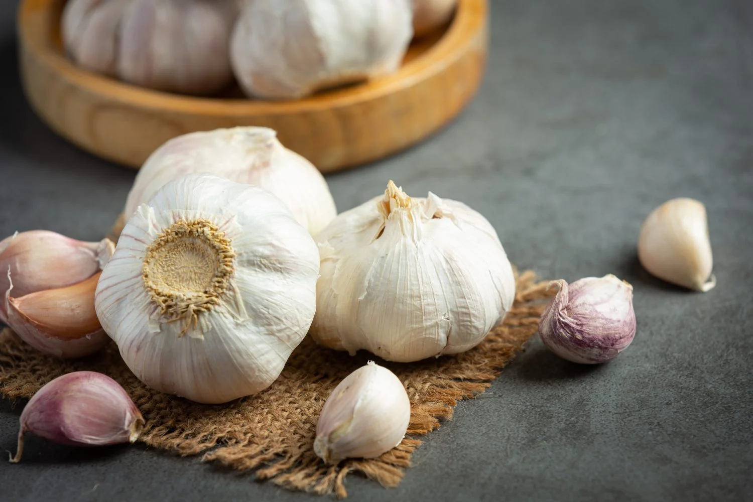 Cómo curar las hemorroides con ajo - guardar el ajo