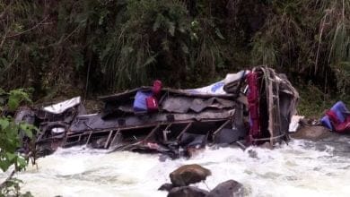 27 personas perdieron la vida tras caída de autobús a un abismo