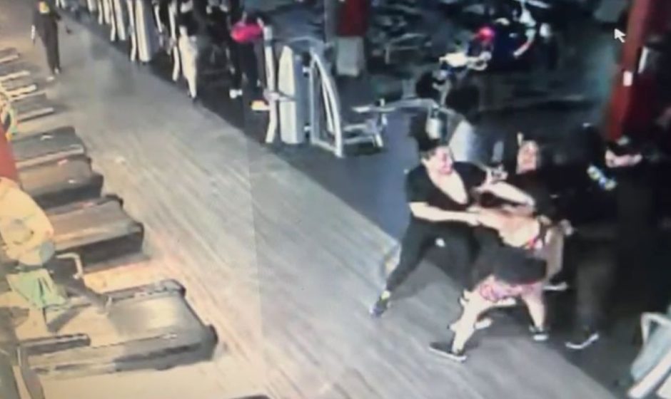 Video viral: Por una máquina de gimnasio mujer le mutiló un dedo a otra