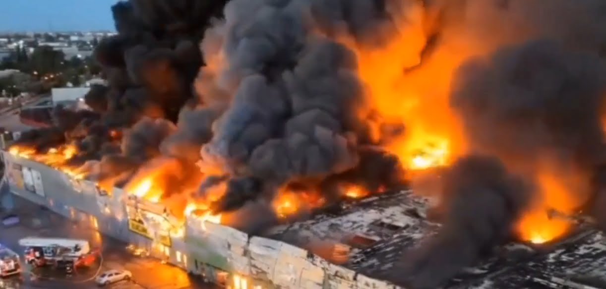 Impactante video: Incendio en Polonia consumió un centro comercial