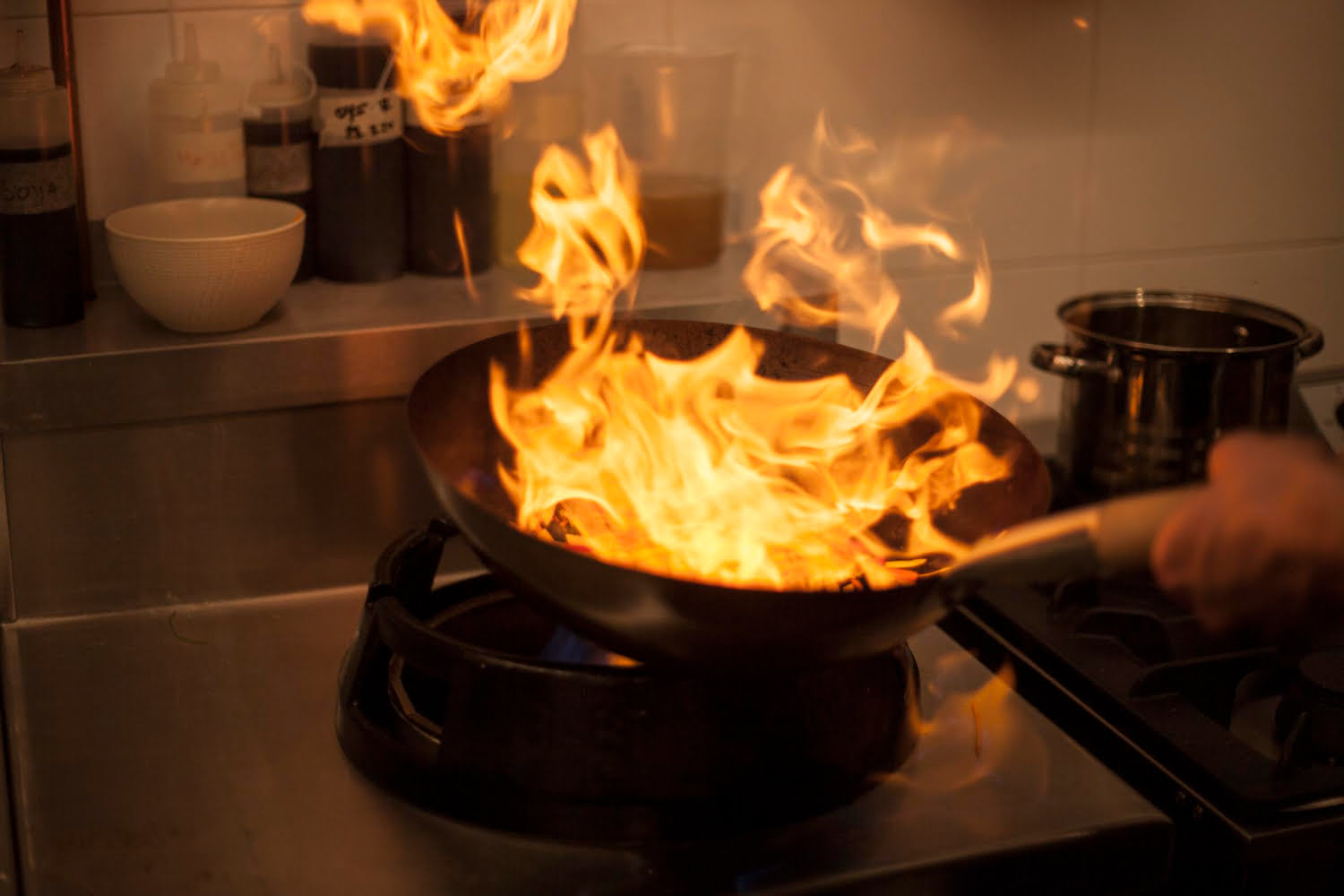 Las mejores técnicas para apagar un incendio de aceite de cocina de manera segura