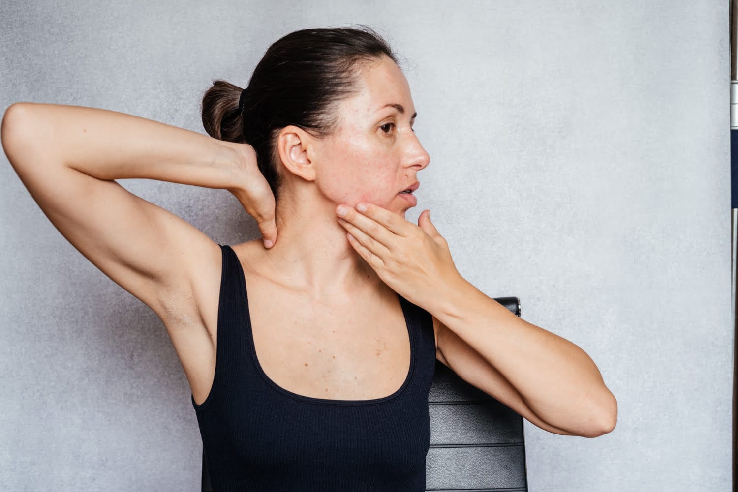 Los riesgos de tronarse el cuello ¿Por qué debes evitar esta práctica