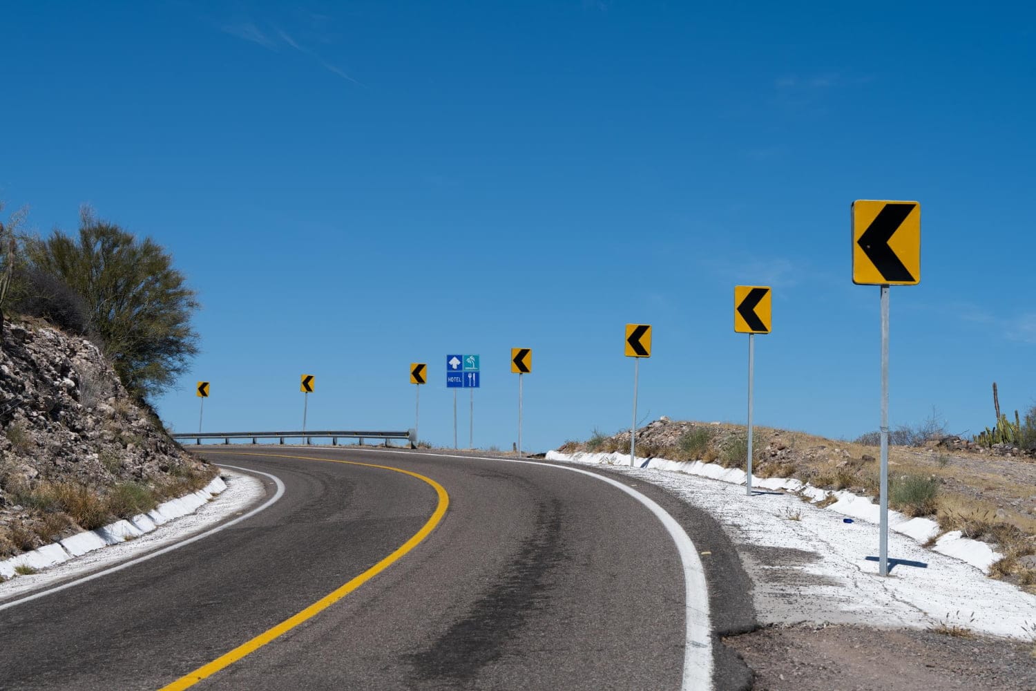 Por qué las líneas que dividen los carriles en las carreteras son amarillas