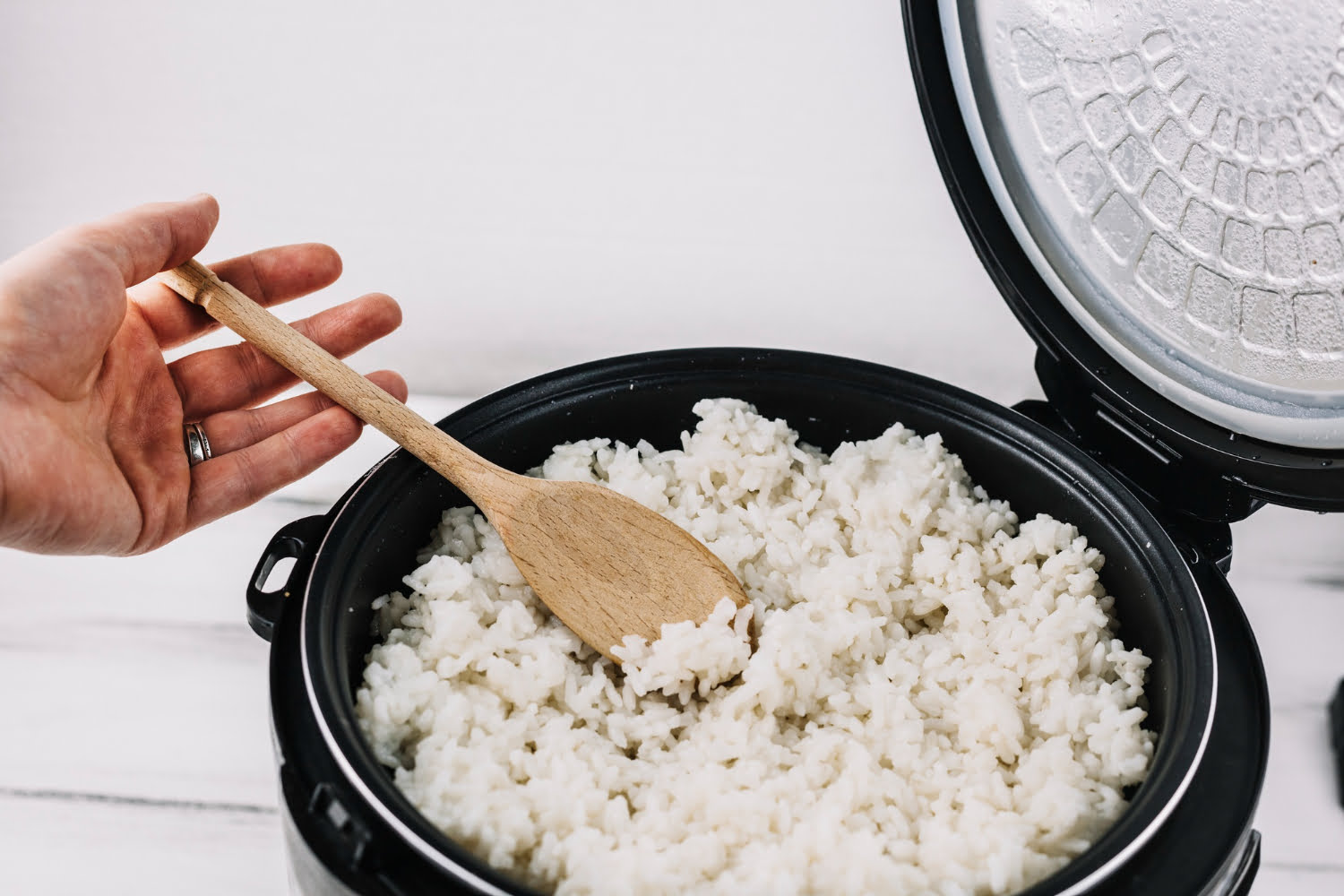 Técnicas efectivas para reducir el arsénico en el arroz cocinado