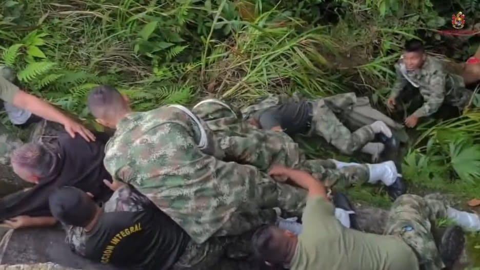 Video: Militares rescatan a ciclista que cayó a un abismo