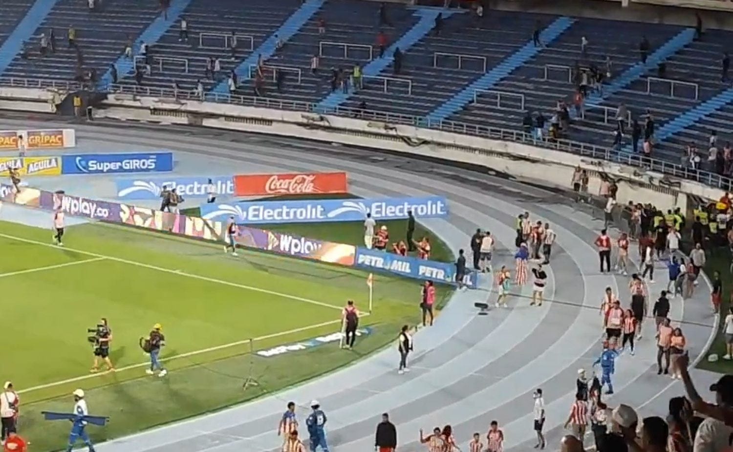 Caos en el Estadio Metropolitano: Partido entre Junior y Bucaramanga suspendido por disturbios