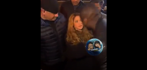 Video: Fan intentó besar a Shakira