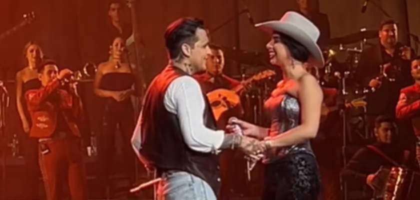 Video: Christian Nodal y Ángela Aguilar muestran su amor en pleno concierto