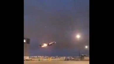 Impactante video: Motor de un avión se incendió en pleno vuelo