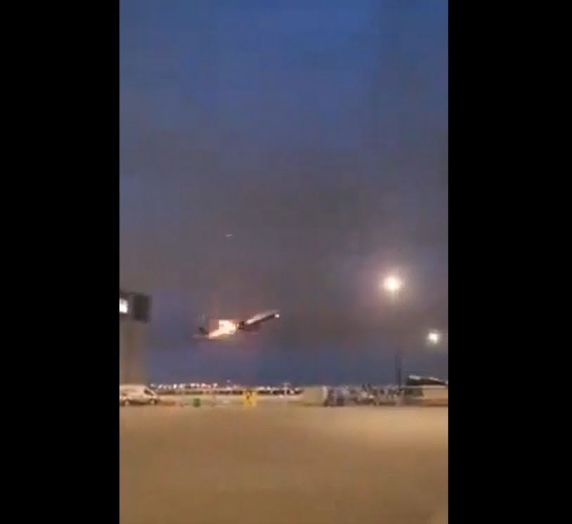 Impactante video: Motor de un avión se incendió en pleno vuelo
