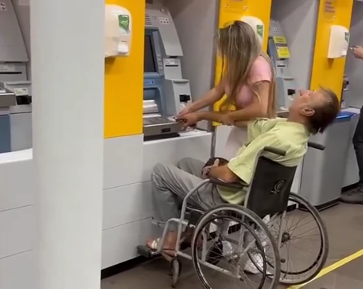 Video viral: Mujer llevó a un anciano en silla de ruedas a hacer un retiro bancario